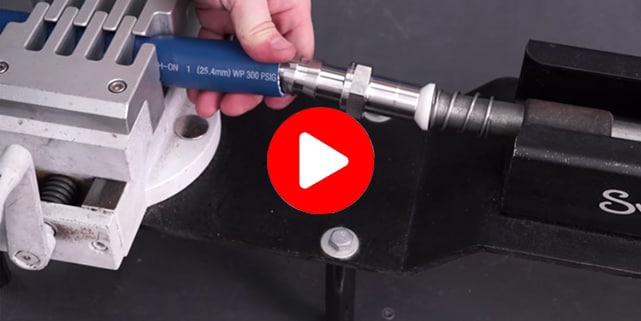 Hier zeigen wir Ihnen, wie man einen Schlauchanschluss mit dem Push-On-Werkzeug von Swagelok richtig montiert.